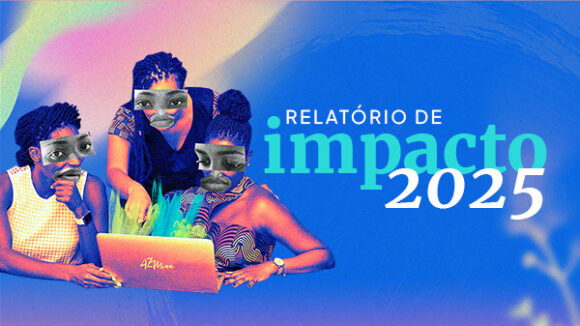 A imagem é uma peça gráfica com fundo em degradê de cores vibrantes, como azul, roxo e laranja. À esquerda, três mulheres negras aparecem reunidas em torno de um notebook. Elas estão inclinadas em direção ao computador, com expressões de atenção e interesse, como se estivessem analisando ou produzindo algo juntas. Sobre os rostos delas, há intervenções visuais — recortes ou sobreposições que destacam os olhos, criando um efeito gráfico e artístico. O notebook, posicionado ao centro, tem a marca “AzMina” visível. À direita da imagem, em letras grandes, está o texto: “RELATÓRIO DE impacto 2025”, com destaque para a palavra “impacto” em fonte maior e cor vibrante. A composição transmite ideia de coletividade, tecnologia e produção de conhecimento com recorte de gênero e raça.