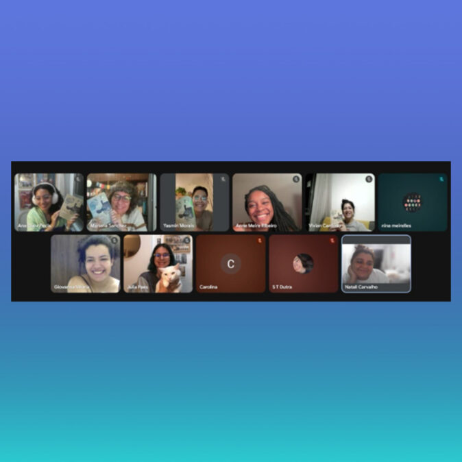 Imagem com fundo em degradê azul e turquesa. Ao centro há uma captura de tela de uma reunião virtual do Clube do Livro d’AzMina.
A grade reúne várias participantes em diferentes janelas de vídeo. Algumas sorriem e mostram exemplares de um livro de capa clara para a câmera. Outras aparecem apenas por foto de perfil ou com a câmera desligada. Uma participante segura um gato branco no colo. Os enquadramentos mostram ambientes domésticos, estantes, quadros e paredes claras.
A atmosfera é acolhedora e descontraída, destacando o encontro coletivo de leitoras em ambiente online.